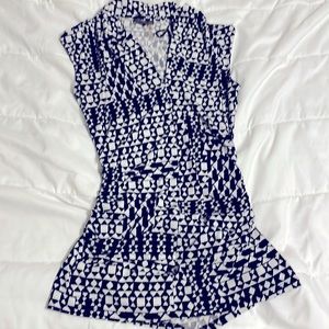 Vince Camuto - Black and White Triangle & Box Patterned Tank Stretch Blouse - XS